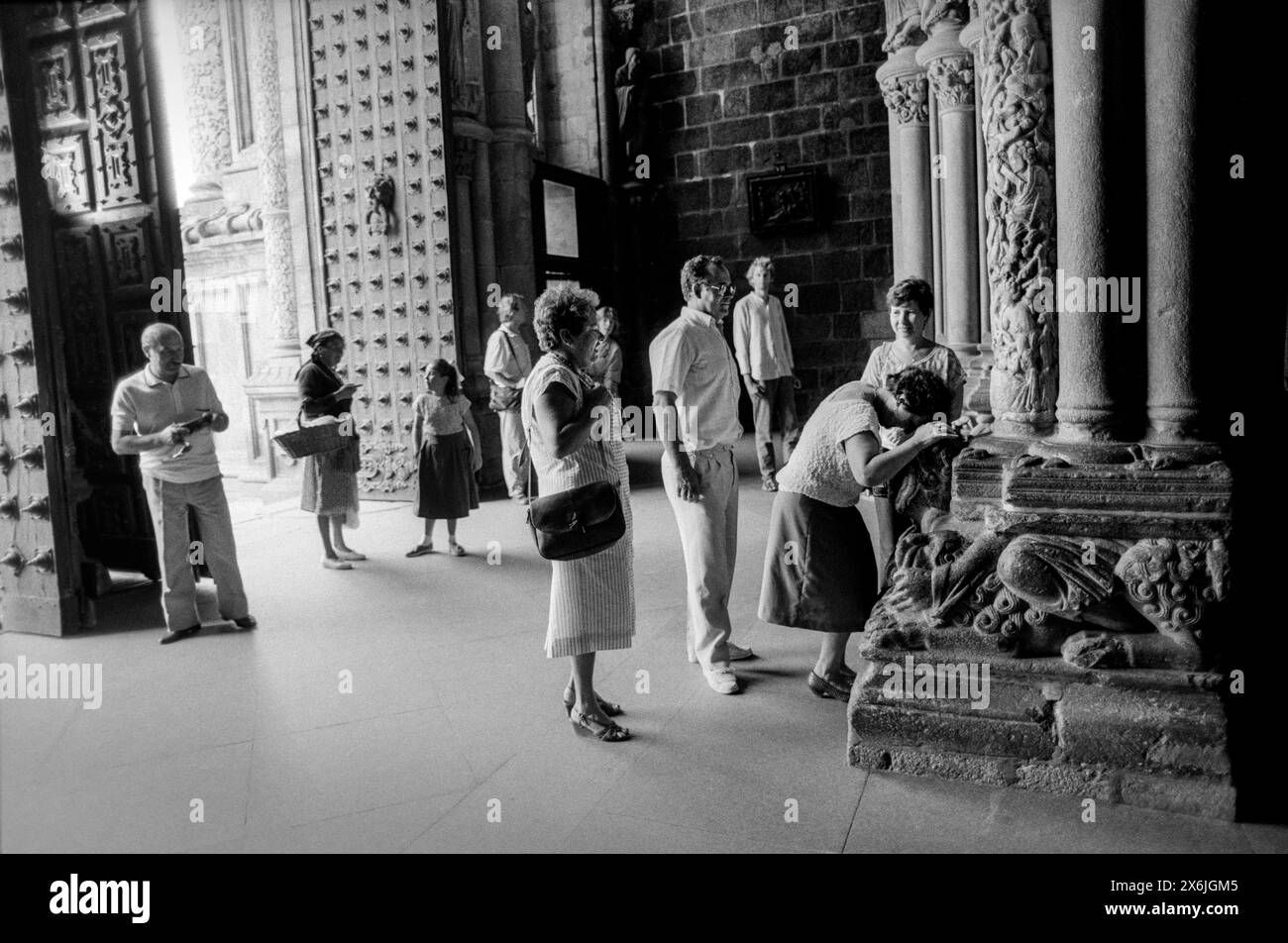 Spanien Santiago de Compostela Galicia 1987 gescannt im Jahr 2024 ist das Portico de Gloria („Pórtico da Gloria“ auf Galicisch) der Kathedrale von Santiago de Compostela ein romanischer Portico von Meister Mateo und dessen Werkstatt, die von König Ferdinand II. Von León beauftragt wurde. Santiago de Compostela, einfach Santiago oder Compostela, ist die Hauptstadt der autonomen Gemeinschaft Galiciens im Nordwesten Spaniens. Die Stadt hat ihren Ursprung im Schrein des Heiligen Jakob des Großen, heute die Kathedrale von Santiago de Compostela, als Ziel des Jakobsweges, einer der führenden katholischen Pilgerwege seit dem 9. Jahrhundert Stockfoto