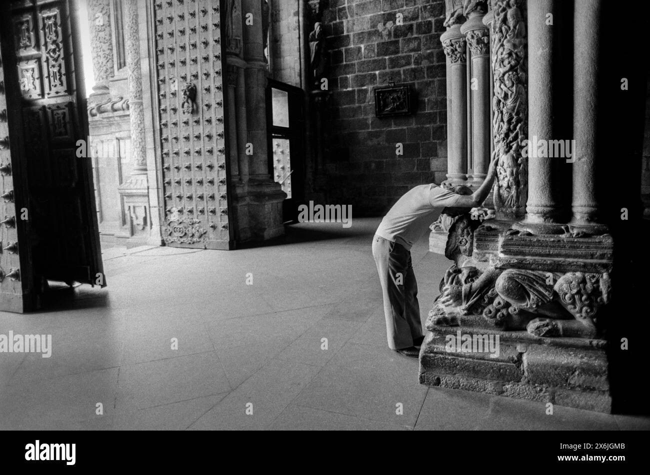 Spanien Santiago de Compostela Galicia 1987 gescannt im Jahr 2024 ist das Portico de Gloria („Pórtico da Gloria“ auf Galicisch) der Kathedrale von Santiago de Compostela ein romanischer Portico von Meister Mateo und dessen Werkstatt, die von König Ferdinand II. Von León beauftragt wurde. Santiago de Compostela, einfach Santiago oder Compostela, ist die Hauptstadt der autonomen Gemeinschaft Galiciens im Nordwesten Spaniens. Die Stadt hat ihren Ursprung im Schrein des Heiligen Jakob des Großen, heute die Kathedrale von Santiago de Compostela, als Ziel des Jakobsweges, einer der führenden katholischen Pilgerwege seit dem 9. Jahrhundert Stockfoto