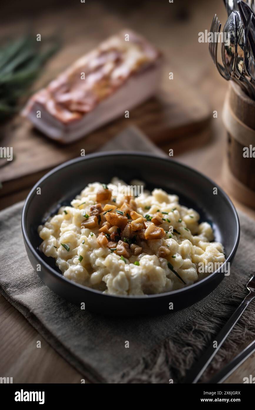 Halusky: Slowakische Kartoffelgnocchi mit Brimsenkäse, Speck und Schnittlauch Stockfoto