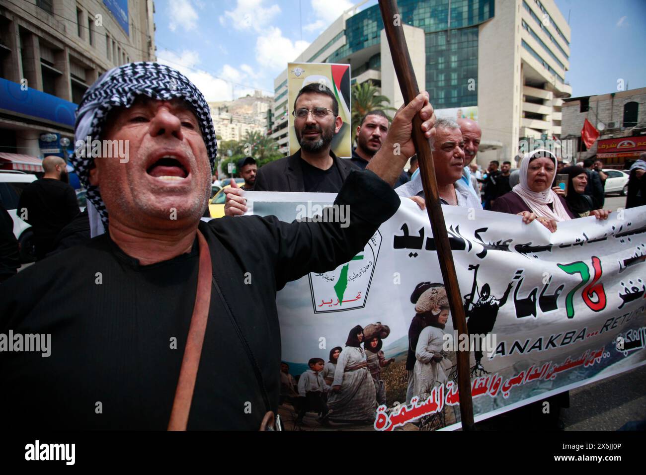 Nablus, Palästina. Mai 2024. Die Demonstranten halten ein Banner und singen Slogans während einer Kundgebung zum 76. Jahrestag der "Nakba" oder "Katastrophe" der Gründung Israels, die 1948 den Exodus von Hunderttausenden Palästinensern ausgelöst hat. Die Palästinenser begehen 76 Jahre der Enteignung und gedenken ihrer Massenvertreibung aus dem heutigen Israel, da sich eine potenziell noch größere Katastrophe im Gazastreifen ausbreitet, wo in den letzten Tagen mehr als eine halbe Million Menschen durch Kämpfe vertrieben wurden. Quelle: SOPA Images Limited/Alamy Live News Stockfoto