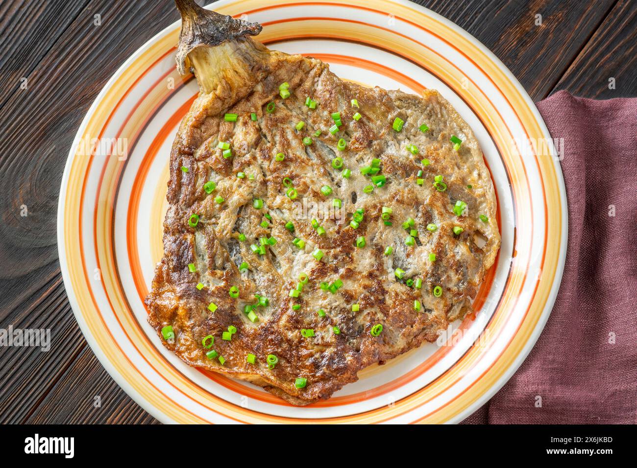 Tortang Talong filipino Auberginen Omelette auf dem Teller Stockfoto