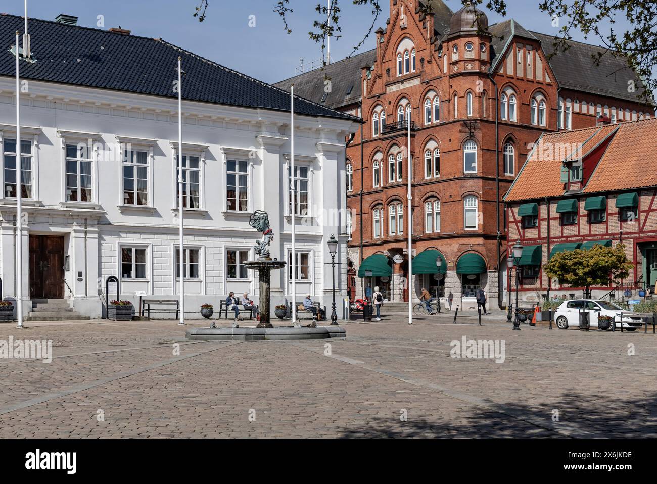 Straße, zentraler Platz in der alten Stadt an einem sonnigen Sommertag. Ystad, Schweden - 14. Mai 2024 Stockfoto