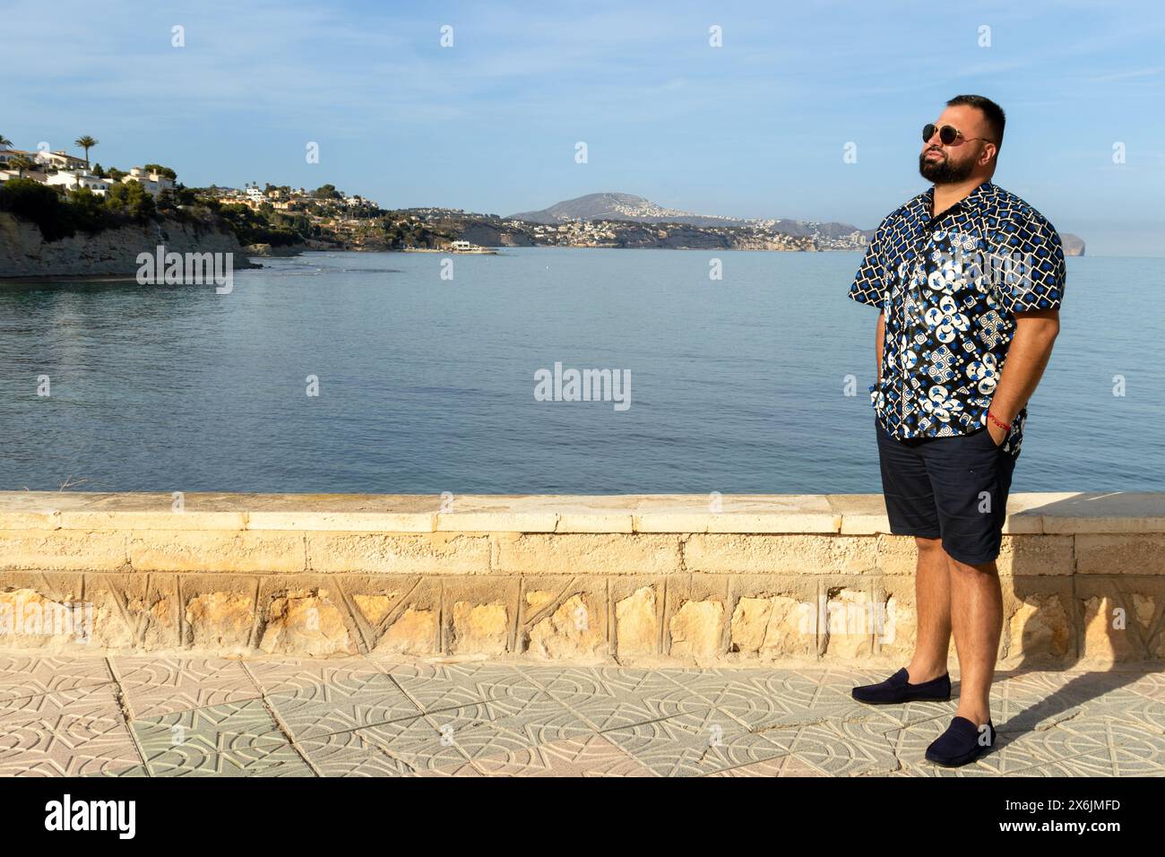 Dieses Porträt fängt einen 30-jährigen Mann in einem Moment der friedlichen Reflexion am Meer ein. Stockfoto