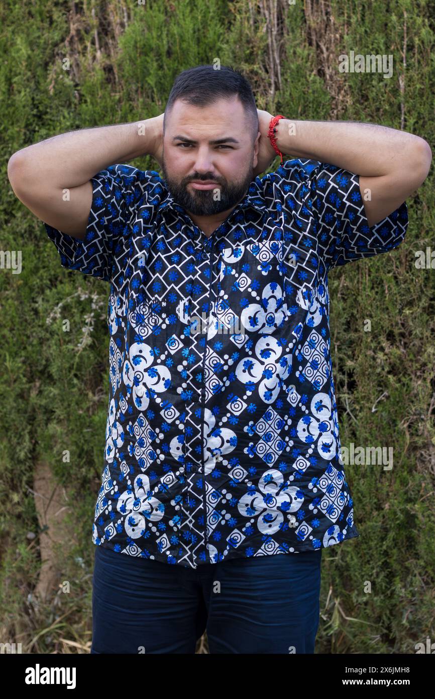 Das Bild fängt einen 30-jährigen Mann in den Kehlen schwerer Kopfschmerzen ein. Stockfoto