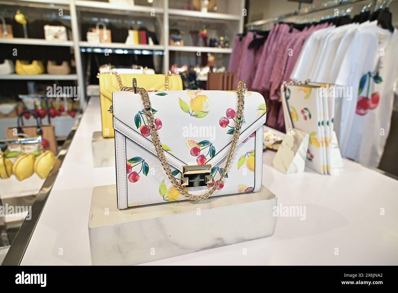 USA. Mai 2024. Fort Lauderdale, FL - 14. Mai: Allgemeine Ansicht des Jimmy Choo Logos vor dem Jimmy Choo Store am 14. Mai 2024 in Fort Lauderdale, Florida. (Foto: Michele Eve Sandberg/SIPA USA) Credit: SIPA USA/Alamy Live News Stockfoto