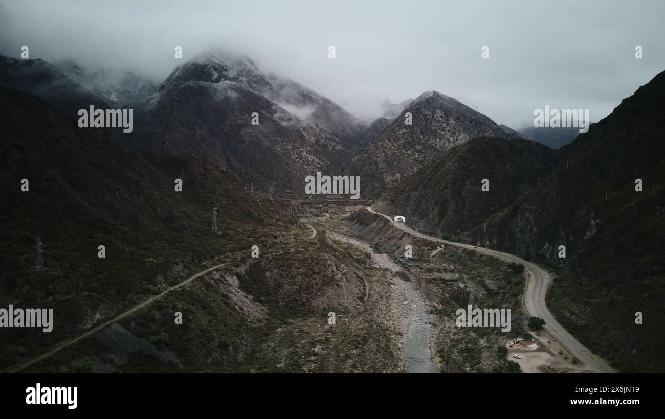Nebelberge am Fluss an einem kalten Wintertag in Mendoza, Argentinien. Stockfoto