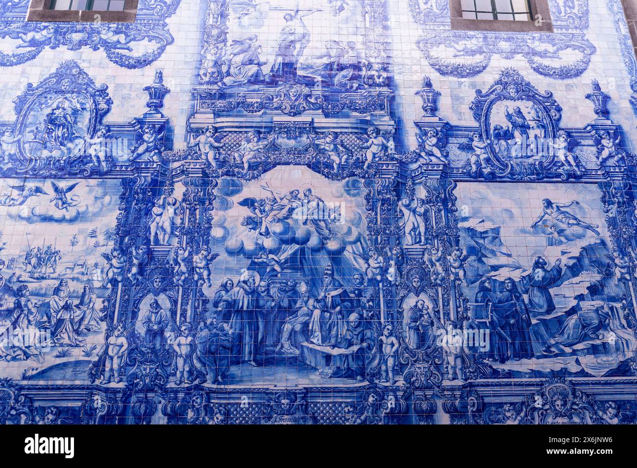 Fassade der Kapelle Santa Catarina, Kapelle der Seelen oder Capela das Almas, dekoriert mit blauen Azulejo-Fliesen in der Altstadt von Porto oder Porto, Po Stockfoto