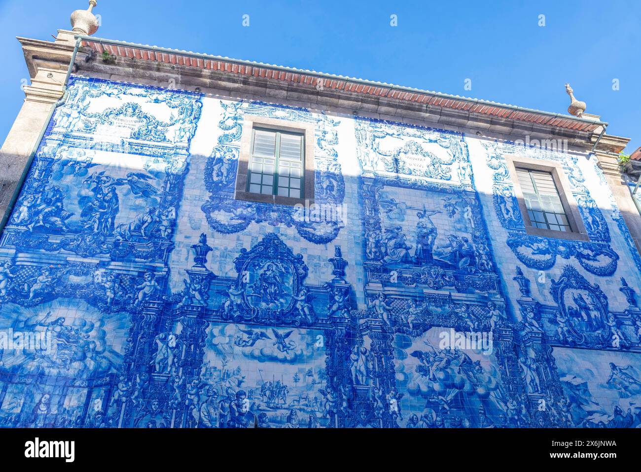 Fassade der Kapelle Santa Catarina, Kapelle der Seelen oder Capela das Almas, dekoriert mit blauen Azulejo-Fliesen in der Altstadt von Porto oder Porto, Po Stockfoto