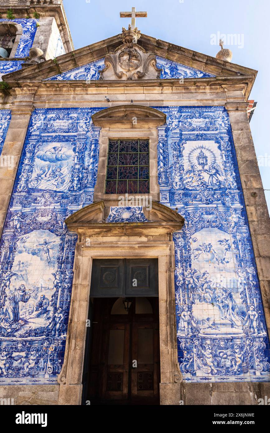 Fassade der Kapelle Santa Catarina, Kapelle der Seelen oder Capela das Almas, dekoriert mit blauen Azulejo-Fliesen in der Altstadt von Porto oder Porto, Po Stockfoto