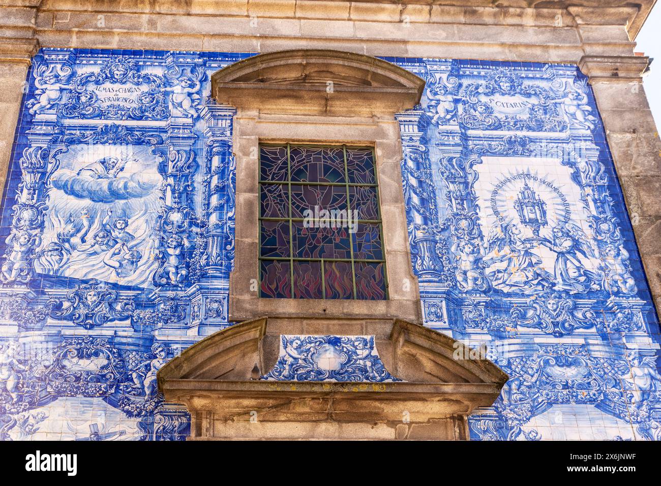 Fassade der Kapelle Santa Catarina, Kapelle der Seelen oder Capela das Almas, dekoriert mit blauen Azulejo-Fliesen in der Altstadt von Porto oder Porto, Po Stockfoto