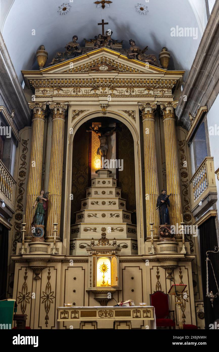 Inneres der Kapelle Santa Catarina, der Kapelle der Seelen oder der Capela das Almas, dekoriert mit blauen Azulejo-Fliesen in der Altstadt von Porto oder Porto, Stockfoto