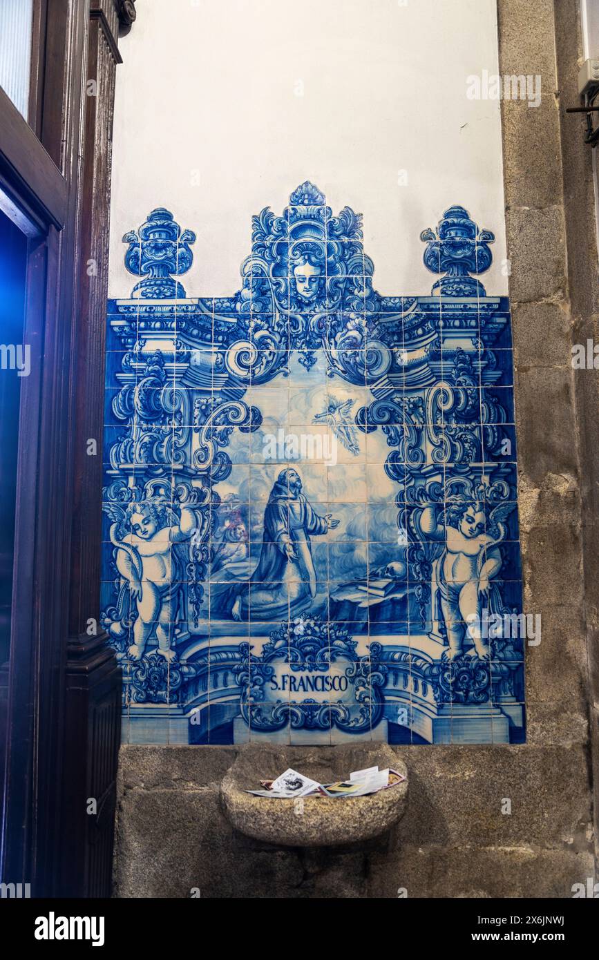 Inneres der Kapelle Santa Catarina, der Kapelle der Seelen oder der Capela das Almas, dekoriert mit blauen Azulejo-Fliesen in der Altstadt von Porto oder Porto, Stockfoto