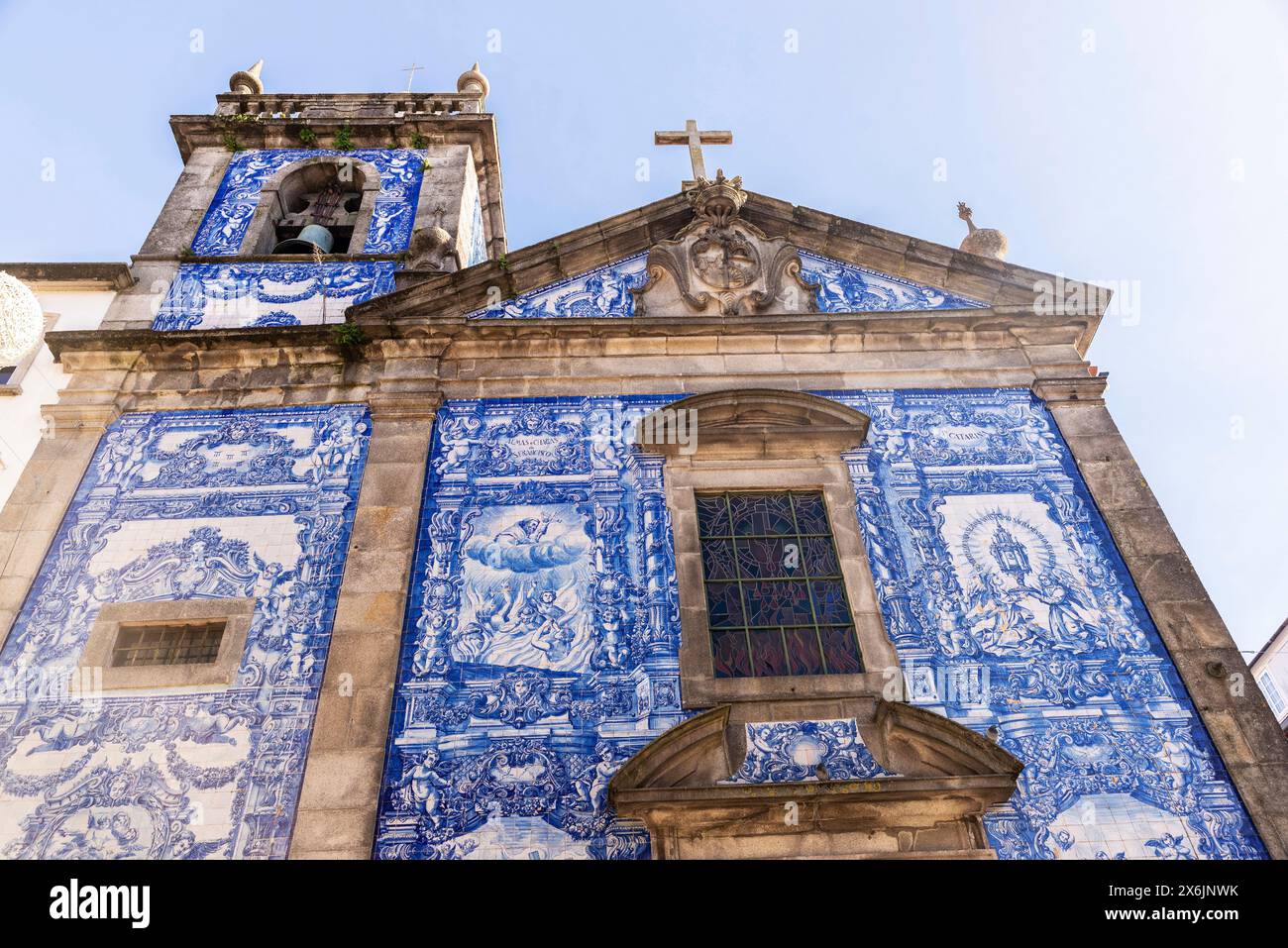 Fassade der Kapelle Santa Catarina, Kapelle der Seelen oder Capela das Almas, dekoriert mit blauen Azulejo-Fliesen in der Altstadt von Porto oder Porto, Po Stockfoto