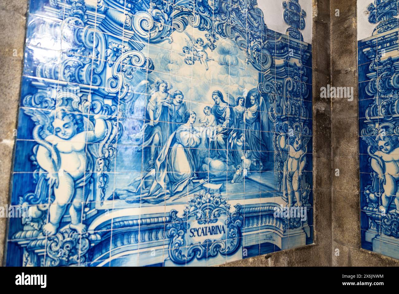 Inneres der Kapelle Santa Catarina, der Kapelle der Seelen oder der Capela das Almas, dekoriert mit blauen Azulejo-Fliesen in der Altstadt von Porto oder Porto, Stockfoto