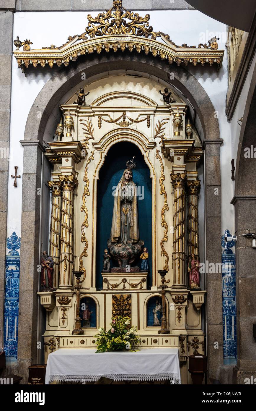 Inneres der Kapelle Santa Catarina, der Kapelle der Seelen oder der Capela das Almas, dekoriert mit blauen Azulejo-Fliesen in der Altstadt von Porto oder Porto, Stockfoto