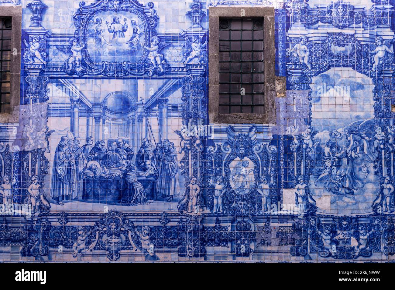 Fassade der Kapelle Santa Catarina, Kapelle der Seelen oder Capela das Almas, dekoriert mit blauen Azulejo-Fliesen in der Altstadt von Porto oder Porto, Po Stockfoto