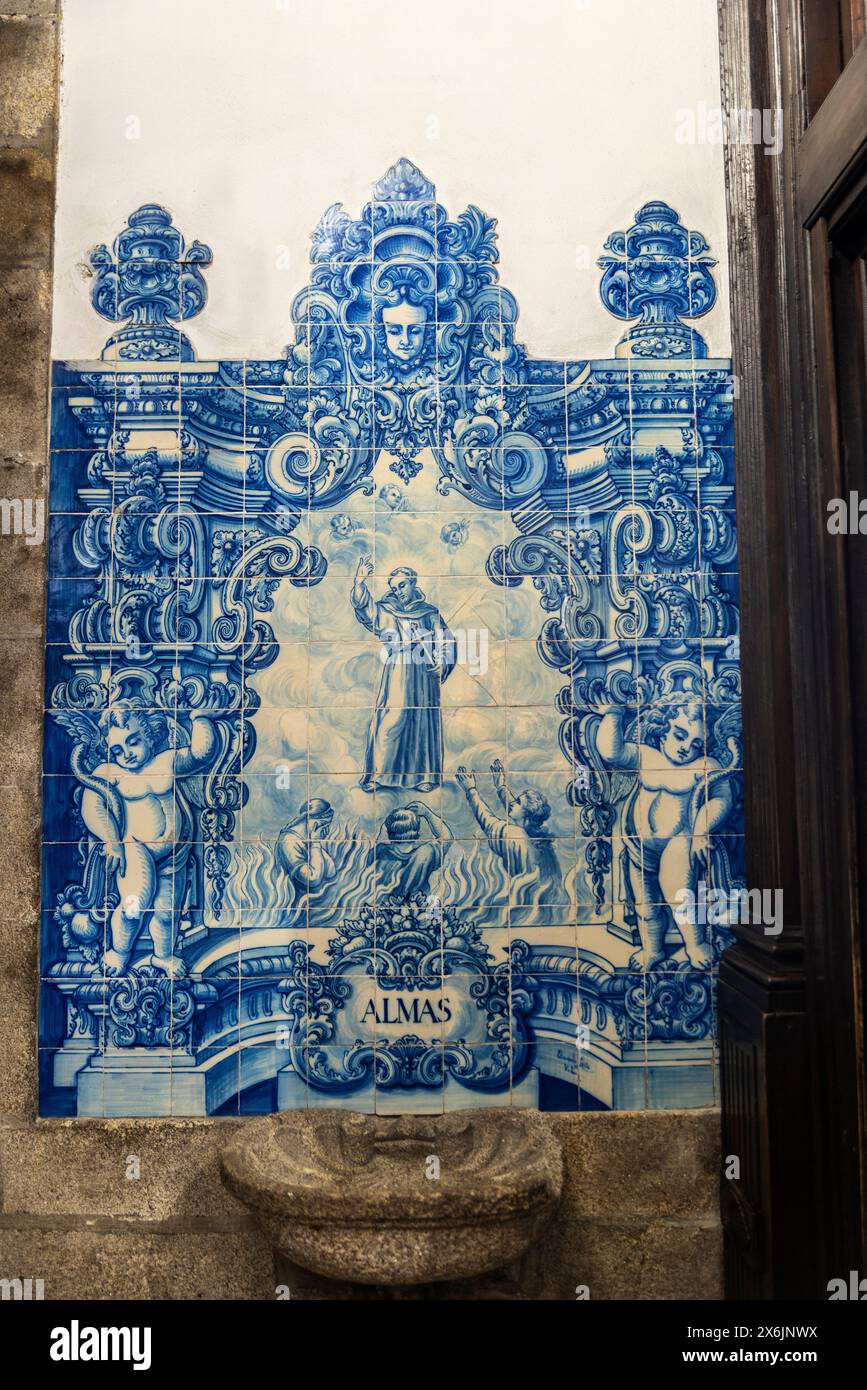 Inneres der Kapelle Santa Catarina, der Kapelle der Seelen oder der Capela das Almas, dekoriert mit blauen Azulejo-Fliesen in der Altstadt von Porto oder Porto, Stockfoto
