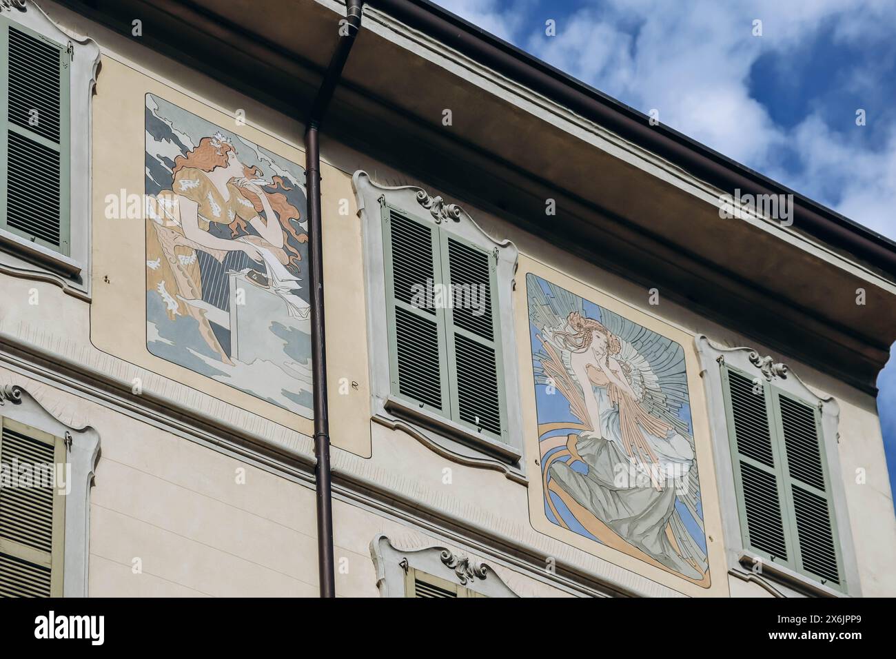Como, Italien - 8. August 2023: Jugendstilzeichnungen an der Fassade eines alten Gebäudes im Zentrum von Como Stockfoto