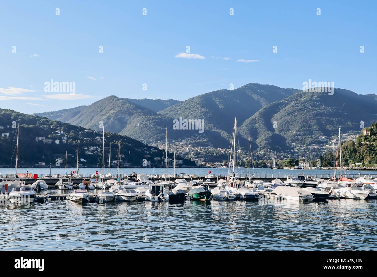 Como, Italien - 8. August 2023: Hafen in der Nähe der Stadt Como in Italien am gleichnamigen See Stockfoto