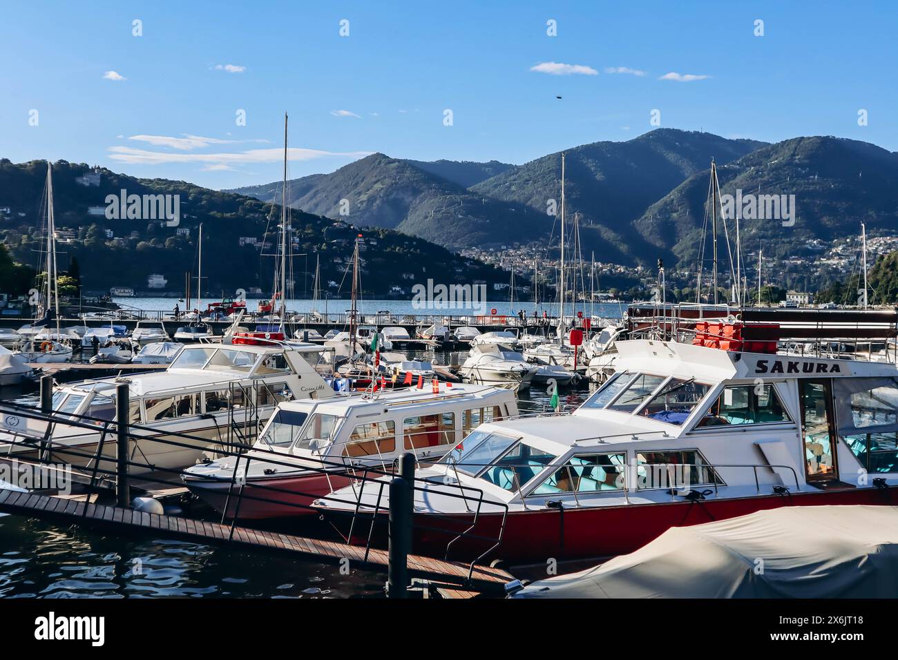 Como, Italien - 8. August 2023: Hafen in der Nähe der Stadt Como in Italien am gleichnamigen See Stockfoto