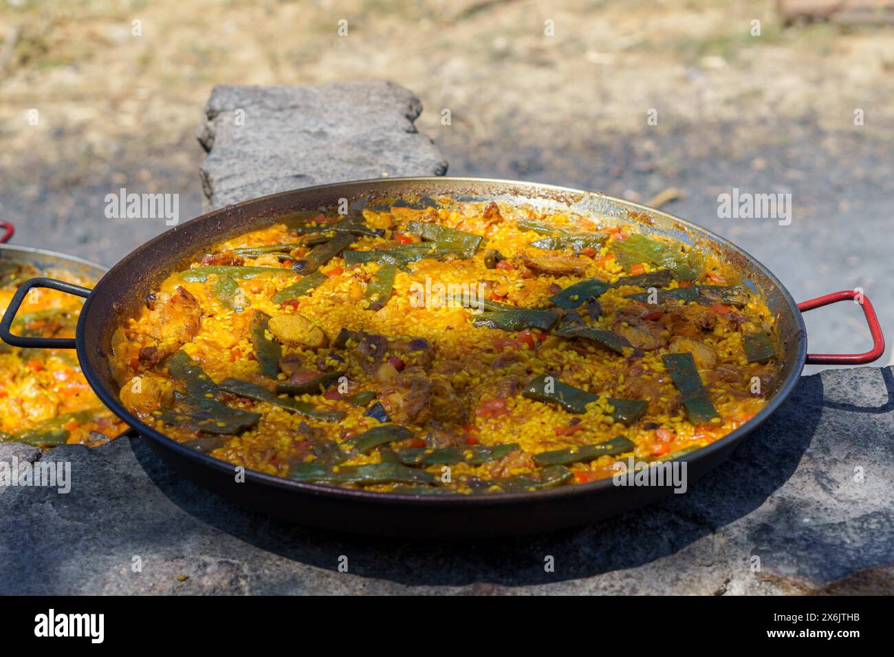 Nahaufnahme einer typischen spanischen Paella, die über einem Holzfeuer auf dem Land gekocht wurde Stockfoto