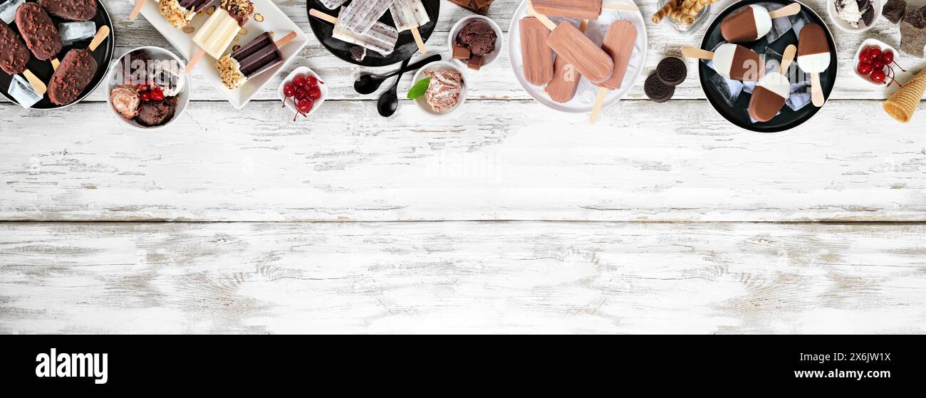 Coole Sommergerichte an der Spitze. Verschiedene Schokoladeneis und gefrorene Leckereien. Oben auf weißem Holzbanner Hintergrund. Kopierbereich. Stockfoto