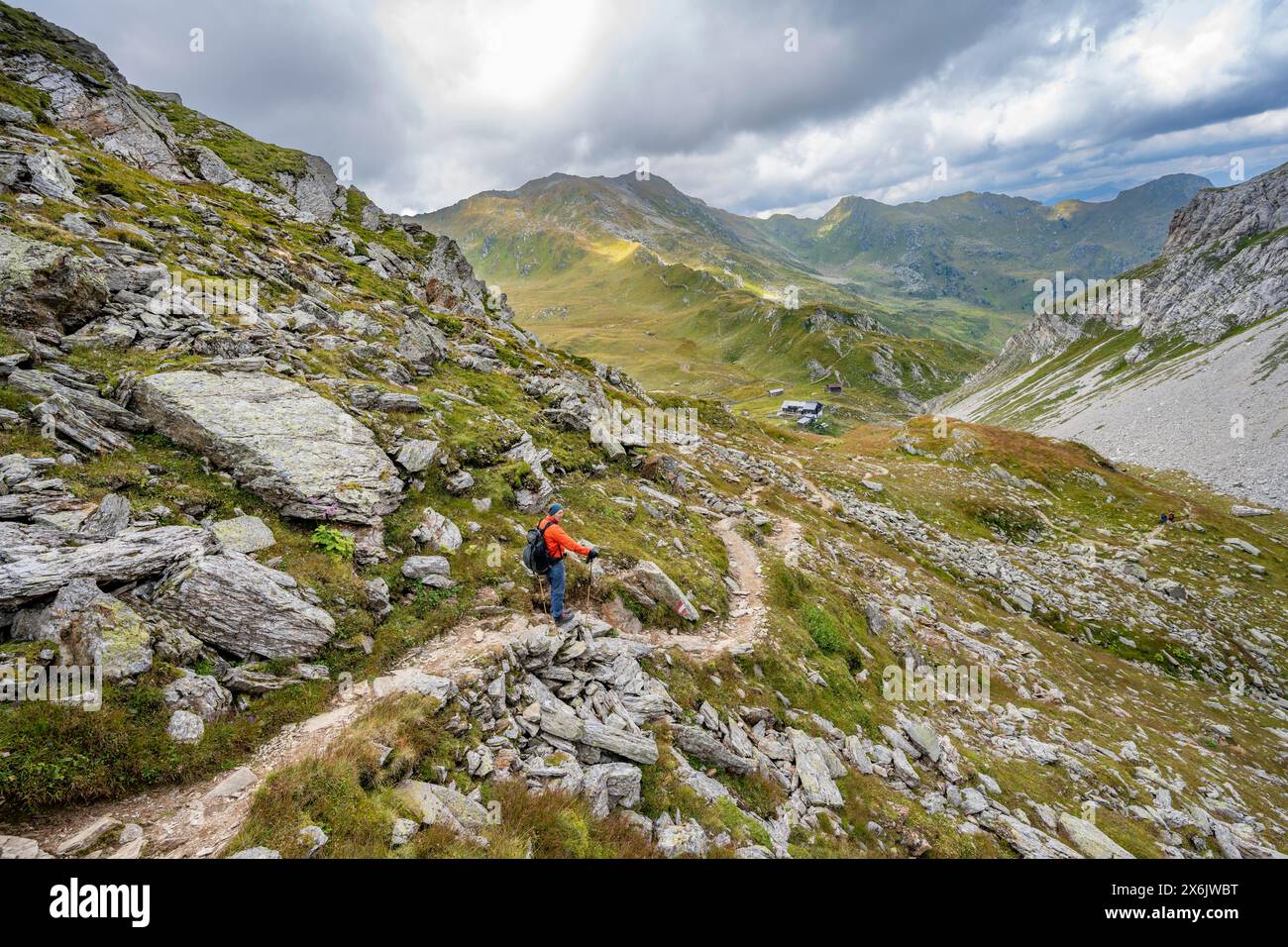 Bergsteiger auf einem Wanderweg hinunter zur Obstanserseehuette, zum Karnischen Hauptkamm, zum Karnischen Höhenweg, zu den Karnischen Alpen, Kärnten, Österreich Stockfoto