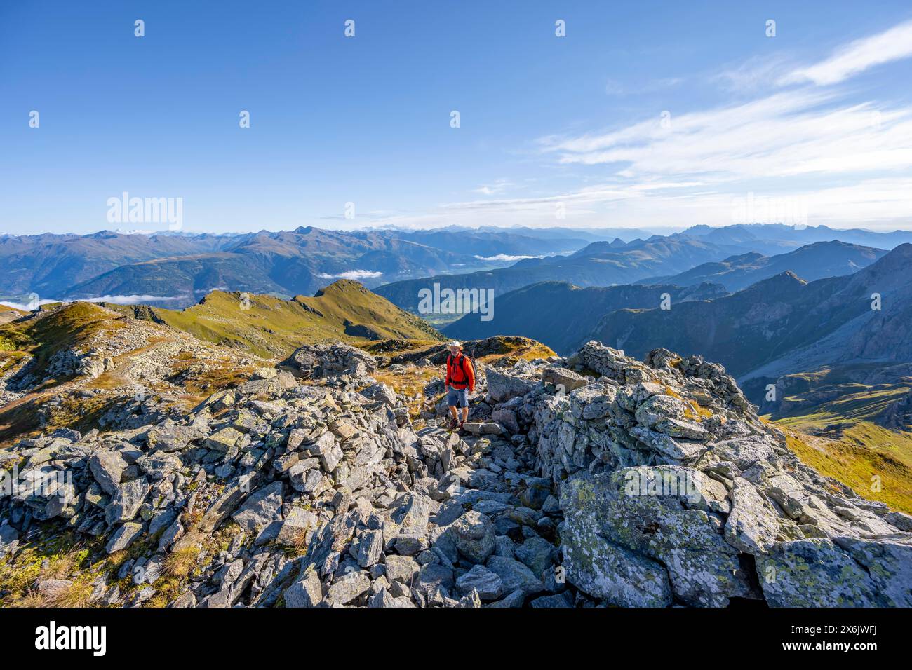 Bergsteiger auf einem Wanderweg, Karnischer Hauptkamm, Karnischer Höhenweg, Karnische Alpen, Kärnten, Österreich Stockfoto