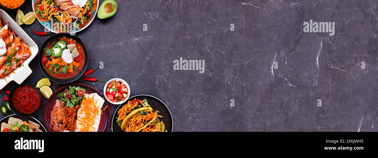 Mexikanische Küche an der Grenze. Draufsicht auf einem dunklen Steinbanner Hintergrund. Tacos, Burrito-Teller, Nachos, Enchiladas, Tortilla-Suppe und Salat. Kopierbereich. Stockfoto