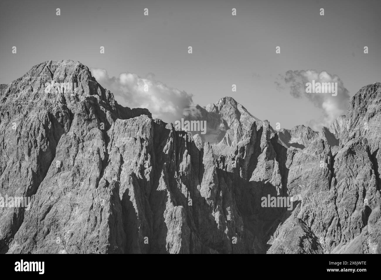 Spektakuläre felsige Gipfel der Sextner Dolomiten, schwarz-weiß, Blick vom Karnischen Hauptkamm, Karnischen Höhenweg, Karnischen Alpen, Kärnten Stockfoto
