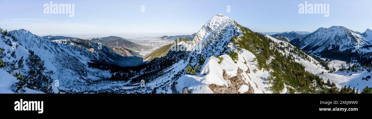 Panorama, Bergkamm des Aiplspitz mit Gipfelkreuz, schneebedeckte Berglandschaft mit Pinien im Winter, Skitour zum Skigebiet Stockfoto
