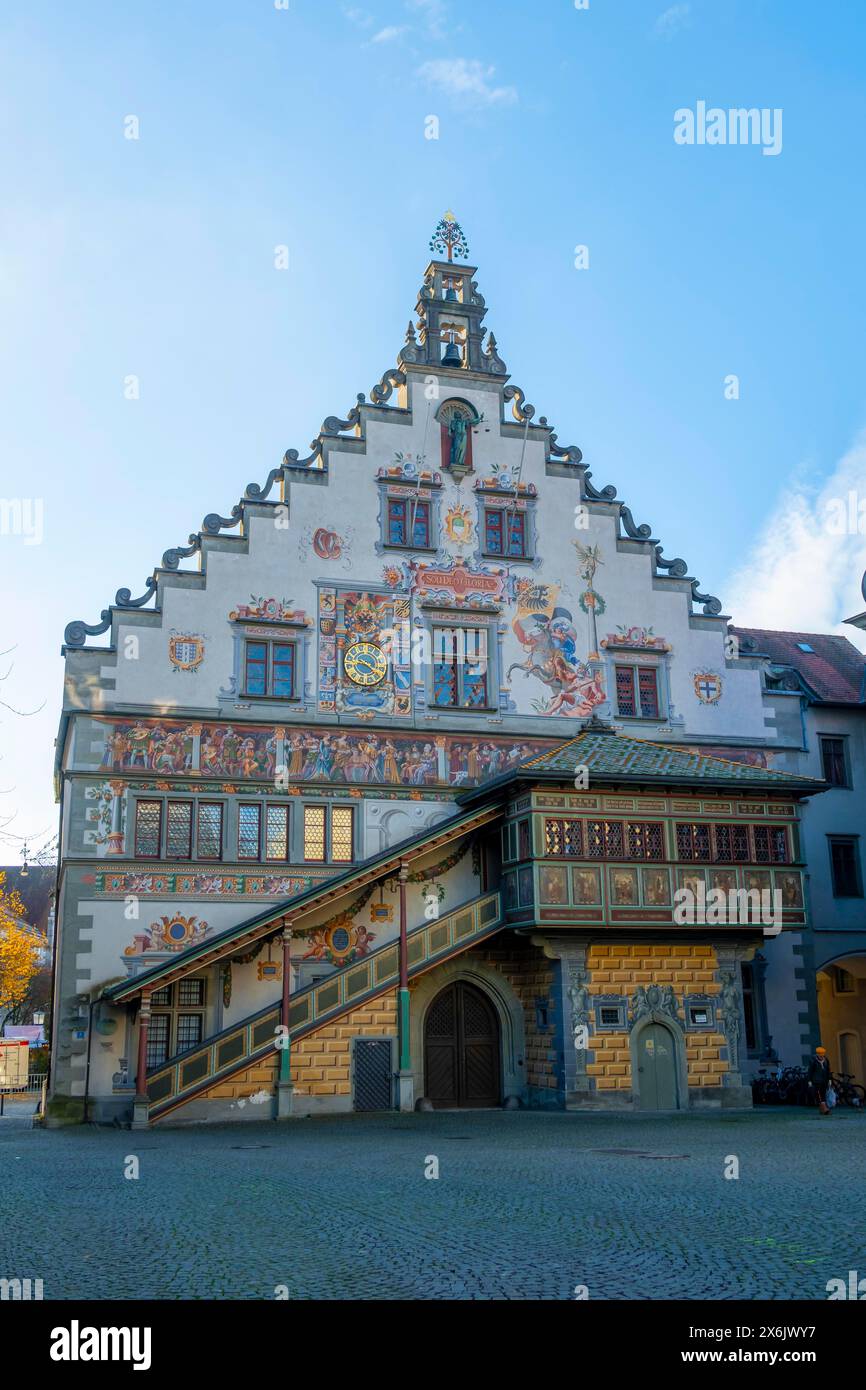 Detaillierte Ansicht eines historischen Gebäudes mit Fresken und einem Erkerfenster unter klarem blauen Himmel, Lindau, Bodensee, Bayern, Deutschland Stockfoto