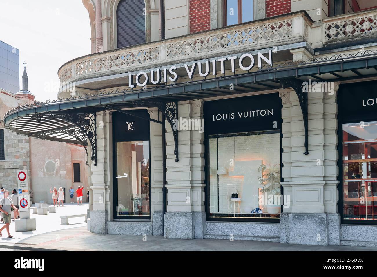 Lugano, Schweiz - 10. August 2023: Fassade der Louis Vuitton Boutique im Zentrum von Lugano, Schweiz Stockfoto