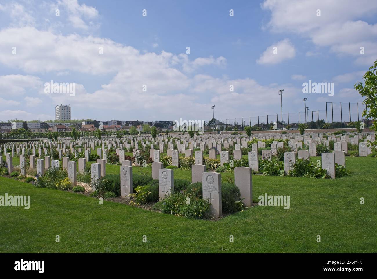 Le Petit-Quevilly, Frankreich - 9. Mai 2024: Dieser Kriegsfriedhof auf dem Saint-Sever-Friedhof in Rouen enthält die Gräber von etwa 300 getöteten Soldaten des Commonwealth Stockfoto