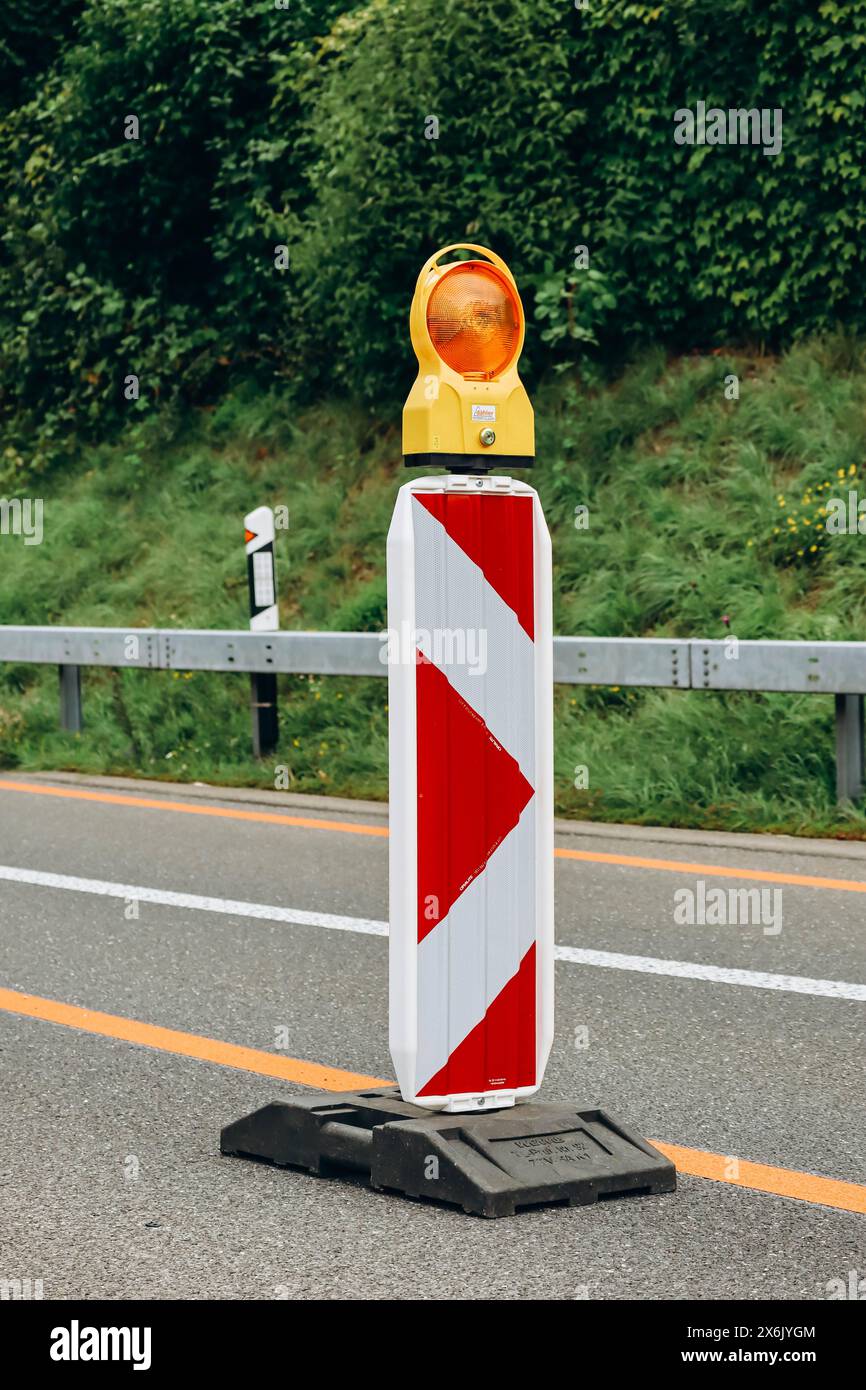 Straßenbauarbeiten, Straßenschilder auf einer Autobahn zum Wiederaufbau Stockfoto