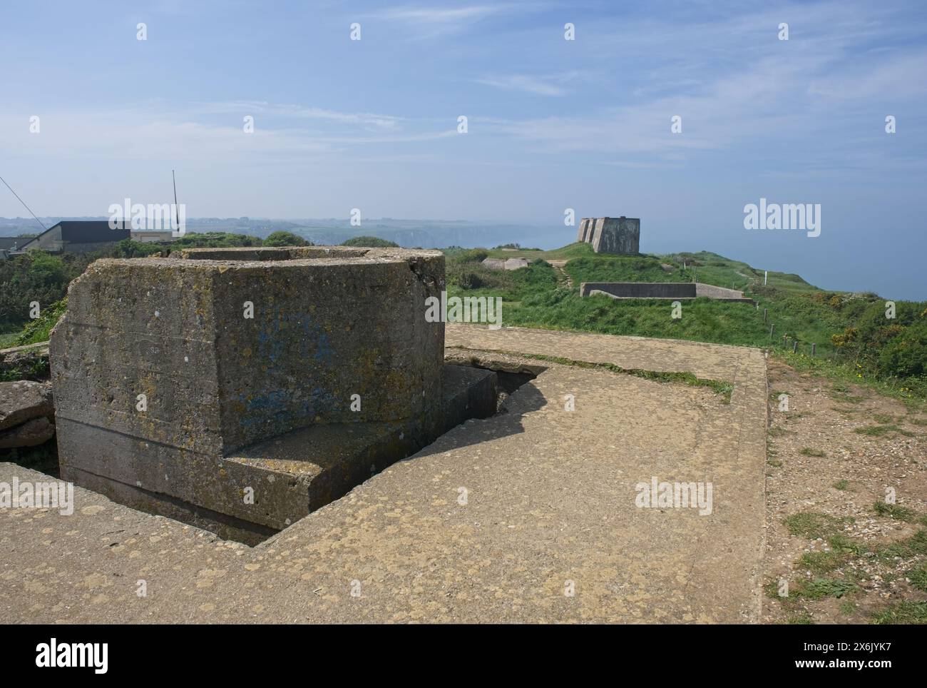 Fecamp, Frankreich - 10. Mai 2024: Deutscher Bunkerkomplex aus zwei Radaranlagen des Typs Mammut und Würzburg Riese in Fecamp während der Zweiten Welt Wa Stockfoto