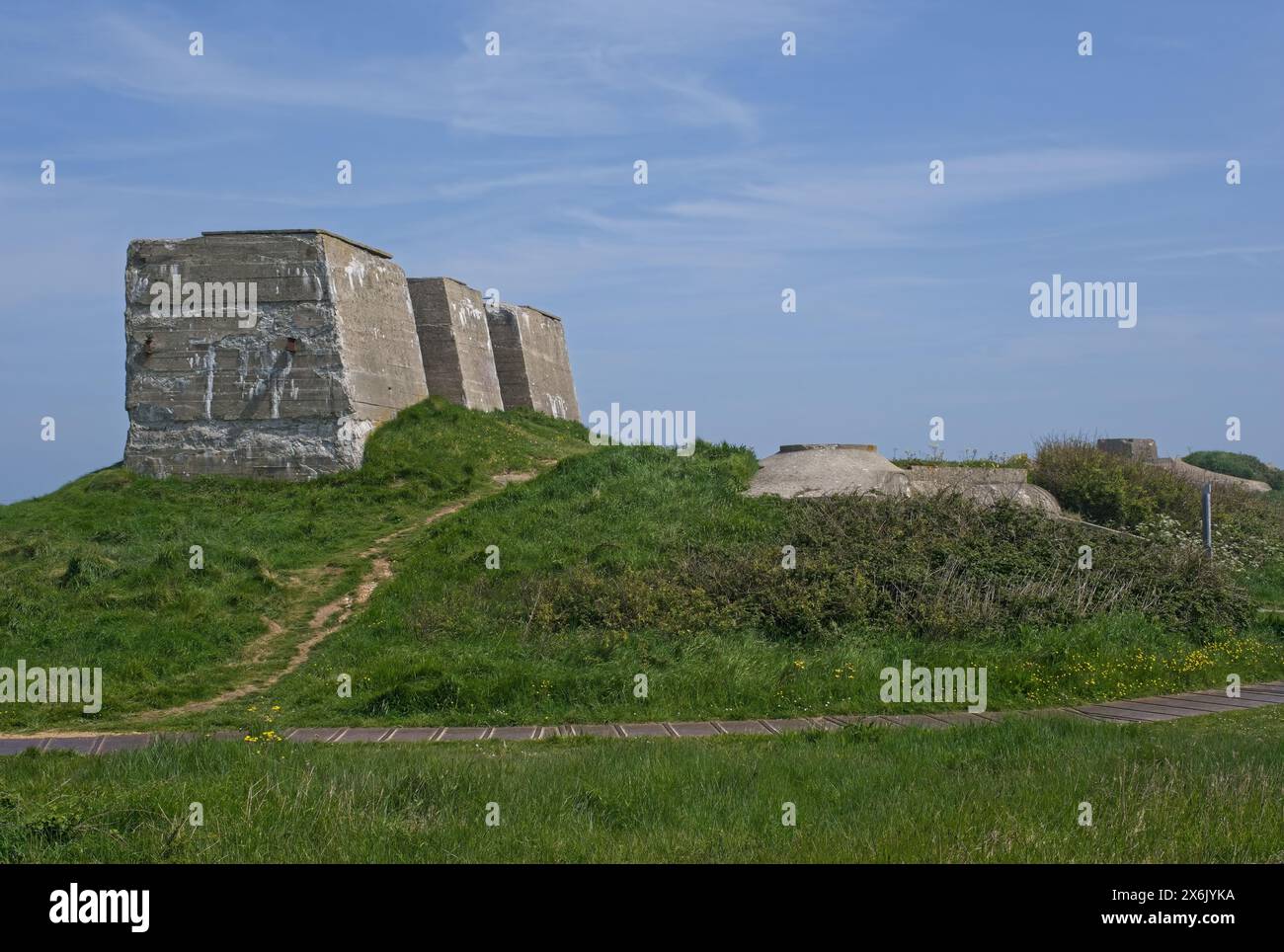 Fecamp, Frankreich - 10. Mai 2024: Deutscher Bunkerkomplex aus zwei Radaranlagen des Typs Mammut und Würzburg Riese in Fecamp während der Zweiten Welt Wa Stockfoto