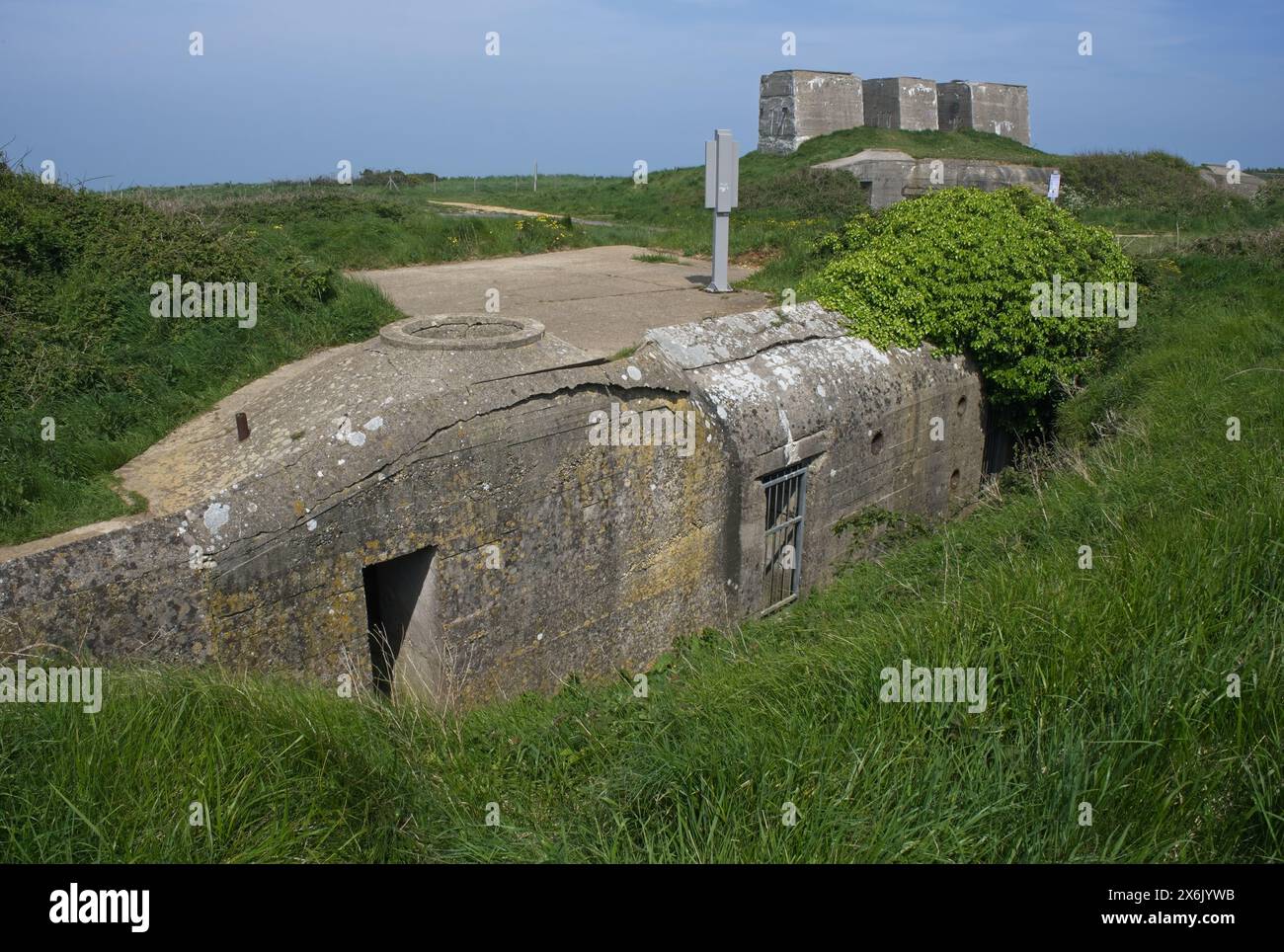 Fecamp, Frankreich - 10. Mai 2024: Deutscher Bunkerkomplex aus zwei Radaranlagen des Typs Mammut und Würzburg Riese in Fecamp während der Zweiten Welt Wa Stockfoto