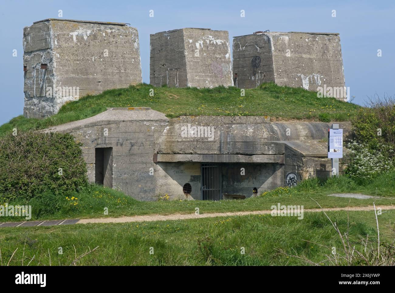 Fecamp, Frankreich - 10. Mai 2024: Deutscher Bunkerkomplex aus zwei Radaranlagen des Typs Mammut und Würzburg Riese in Fecamp während der Zweiten Welt Wa Stockfoto