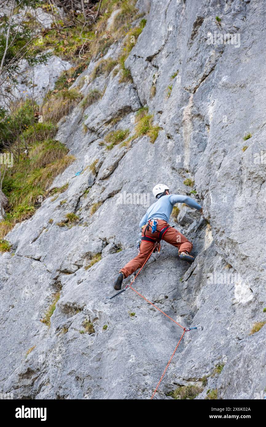 Sportklettern mit Seil, Kletterer auf einer Felswände, Klettergarten Frauenwasserl, Ammergauer Alpen, Bayern, Deutschland Stockfoto