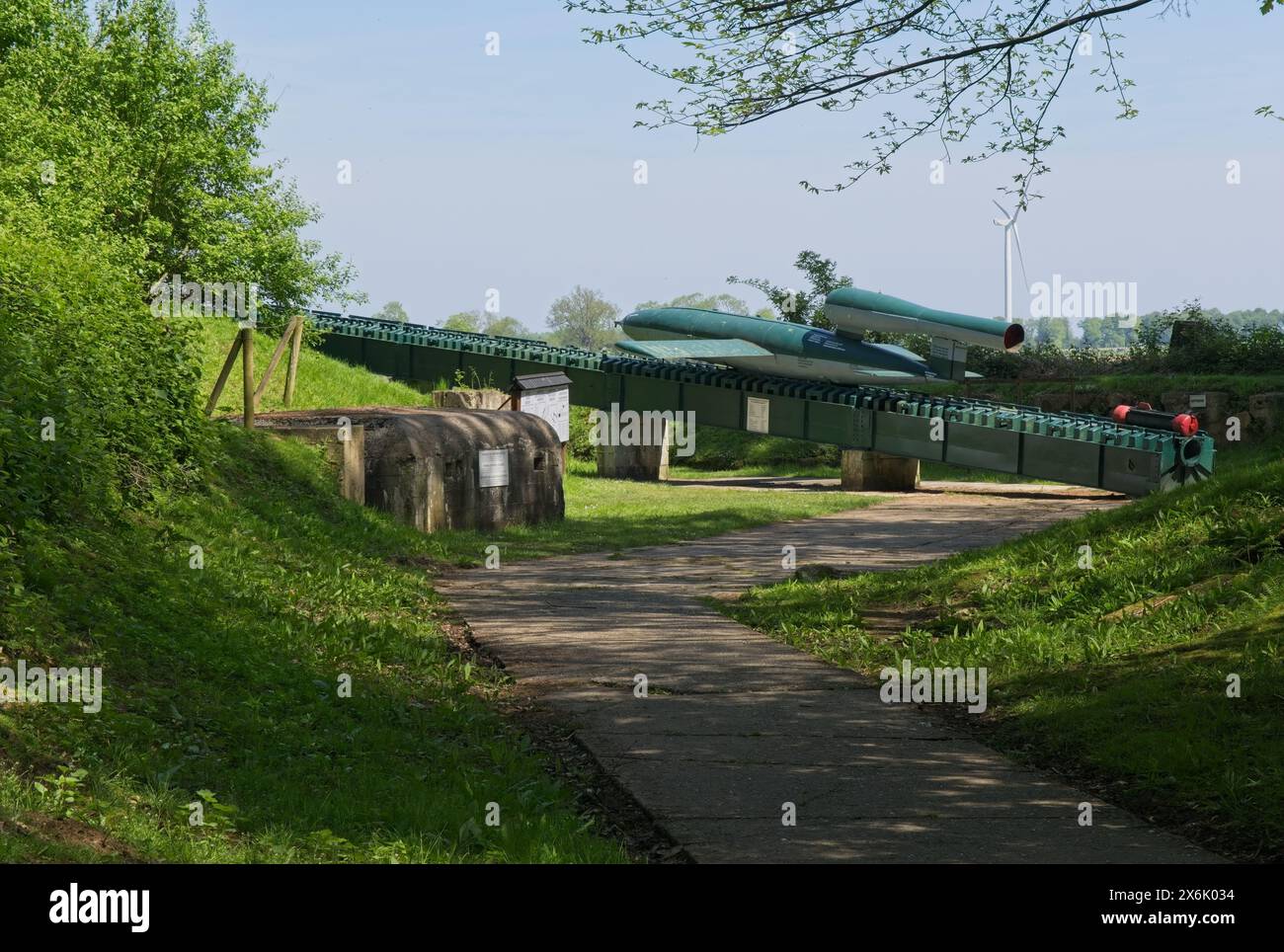 Le Val Ygot, Frankreich - 11. Mai 2024: Deutscher V1-Raketenstartkomplex in Le Val Ygot während des Zweiten Weltkriegs. Sonniger Frühlingstag. Selektiver Fokus Stockfoto