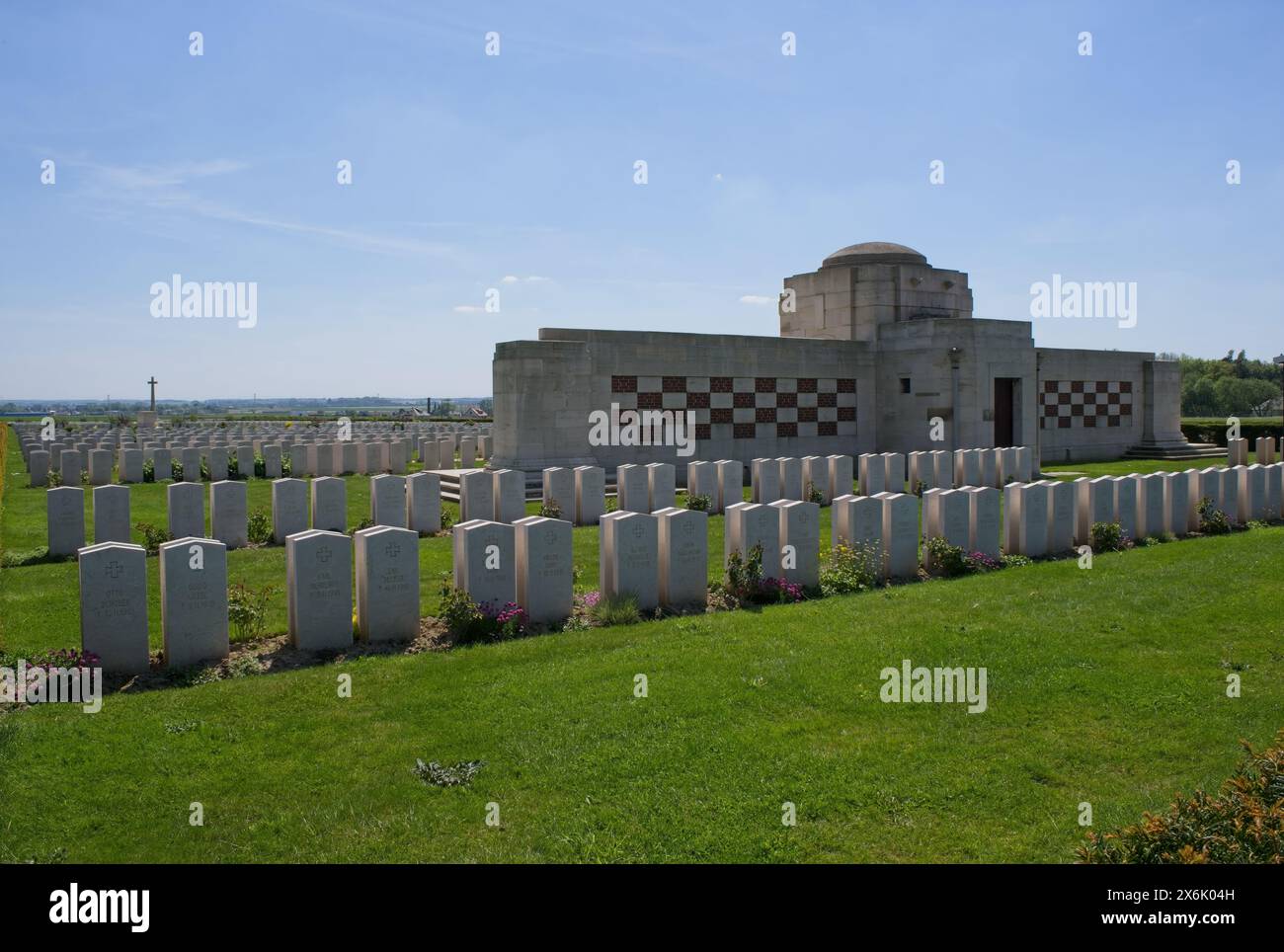 Le Treport, Frankreich - 11. Mai 2024: Dieser Kriegsfriedhof am Mont Huon in Le Treport enthält die Gräber von etwa 2000 Soldaten des Commonwealth, die während des Zweiten Weltkriegs getötet wurden Stockfoto