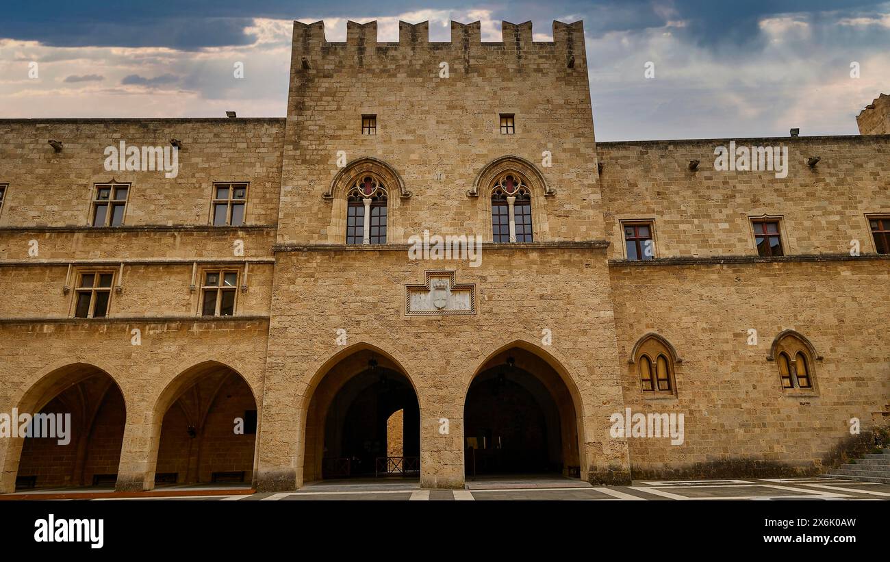 Super Weitwinkelaufnahme, Blick auf das Tor und die Fassade eines alten Schlosses unter bewölktem Himmel, Himmel ersetzt, Innenhof, Palast des Großmeisters Stockfoto