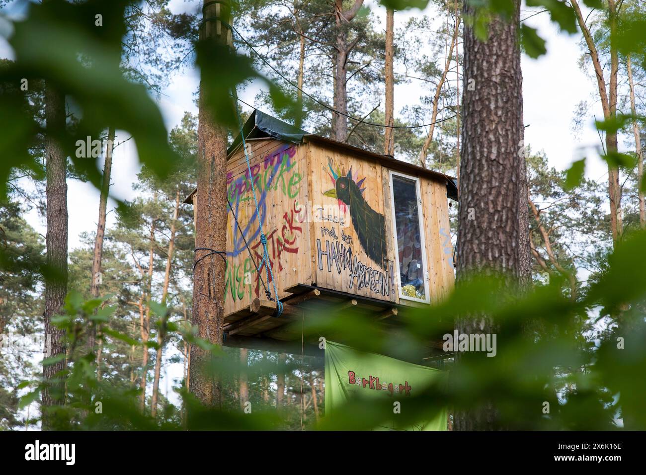 Baumhaus mit Wasserhahn Lass den Wasserhahn ausschalten! Im besetzten Waldabschnitt Tesla Stop. Die Besetzung des Waldes soll demonstrieren Stockfoto