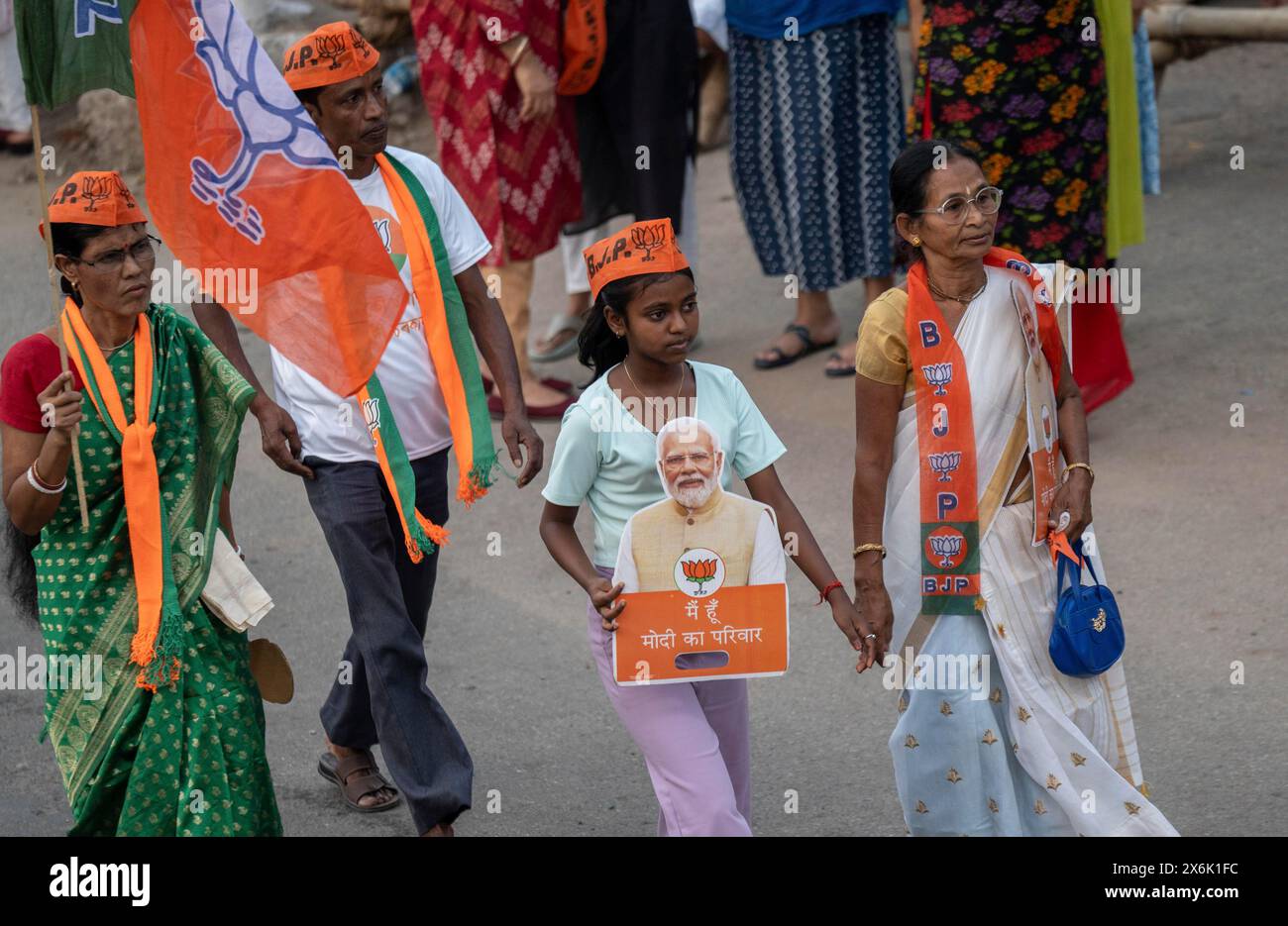 Anhänger der Bharatiya Janata Party (BJP) kommen zu einer Roadshow des Innenministers der Union Amit Shah vor der dritten Phase der allgemeinen Wahlen in Stockfoto