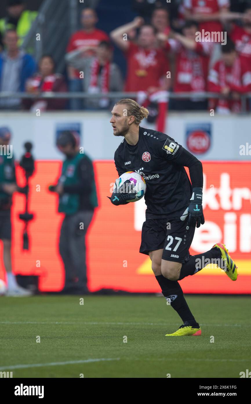 Fußballspiel, Robin ZENTNER 1. FSV Mainz 05 läuft mit dem Ball sicher in den Armen und am Körper, Fußballstadion Voith-Arena, Heidenheim Stockfoto