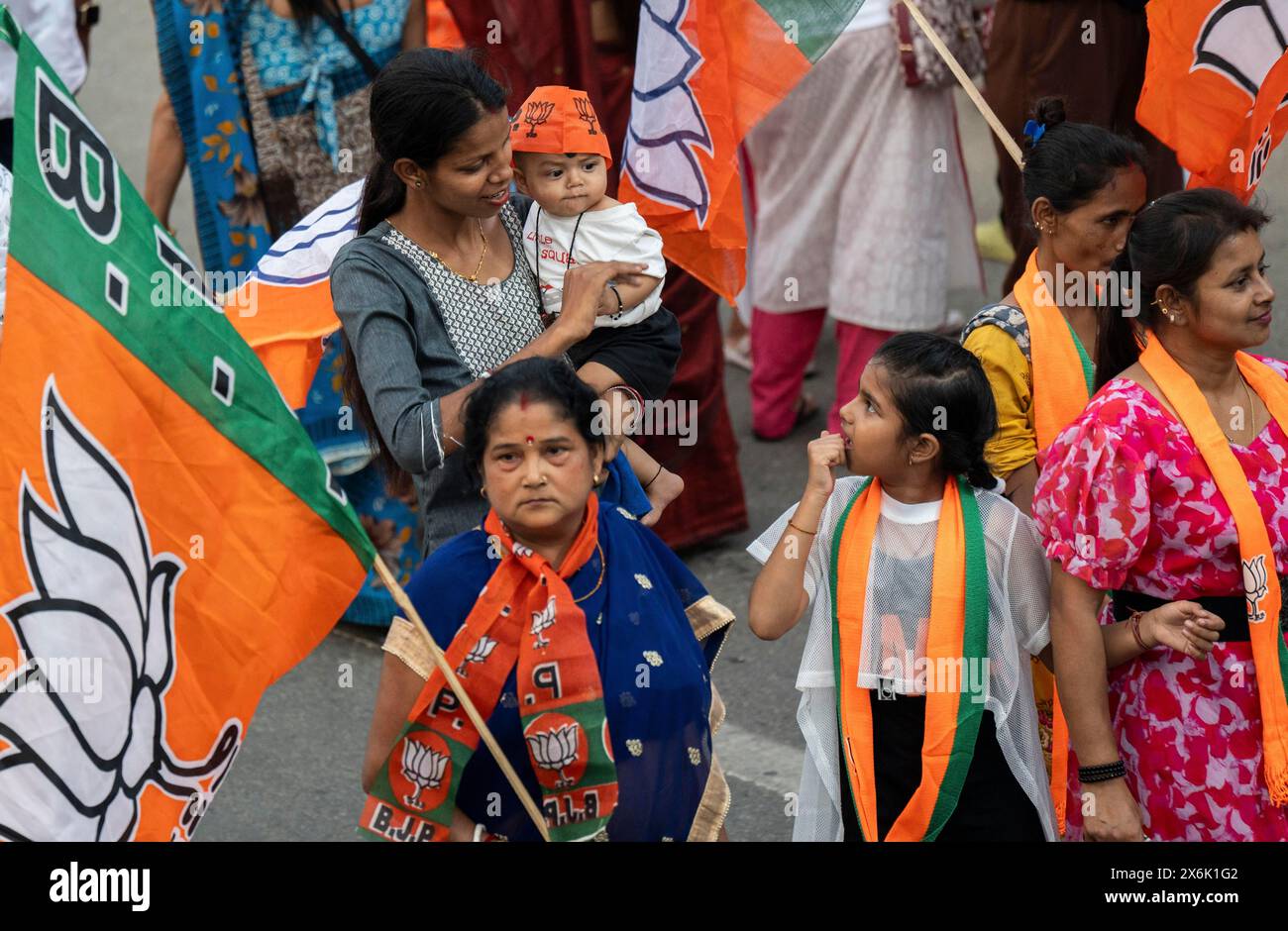 Anhänger der Bharatiya Janata Party (BJP) kommen zu einer Roadshow des Innenministers der Union Amit Shah vor der dritten Phase der allgemeinen Wahlen in Stockfoto