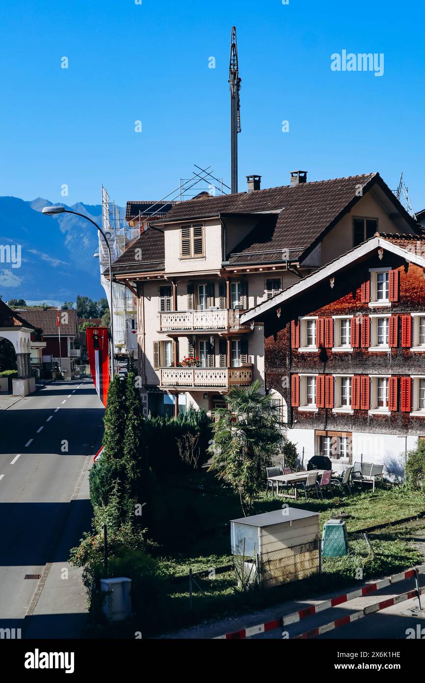 Wunderschöne Fassaden der Schweizer Alpnachstad Stockfoto