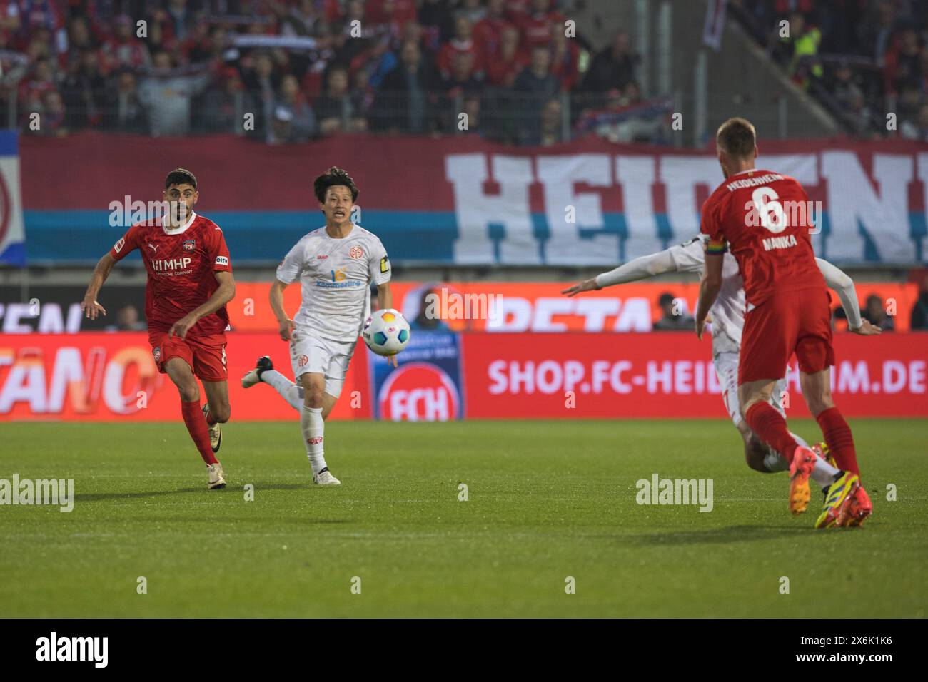 Fußballspiel Jae Sung LEE 1. FSV Mainz 05 rechts und Eren DINKCI 1.FC Heidenheim scheitern in einem Running-Duell um den Ball, Kapitän Patrick MAINKA 1. FC Stockfoto