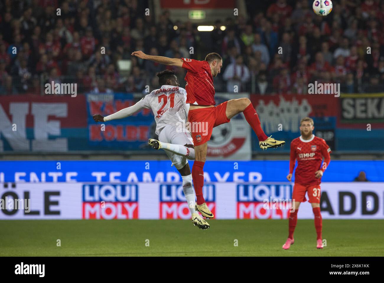 Fußballspiel Jonas FOeHRENBACH 1.FC Heidenheim in einem spektakulären Luftkampf um den Ball mit Danny Vieira da COSTA 1. FSV Mainz 05 links Stockfoto